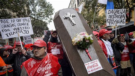 Miles De Personas Piden En Madrid La Retirada Del Ere De Coca Cola Que