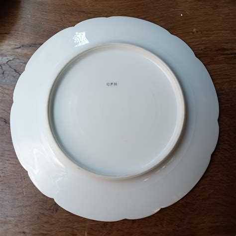 Série de 12 assiettes en porcelaine fin XIXème motif fleurs et