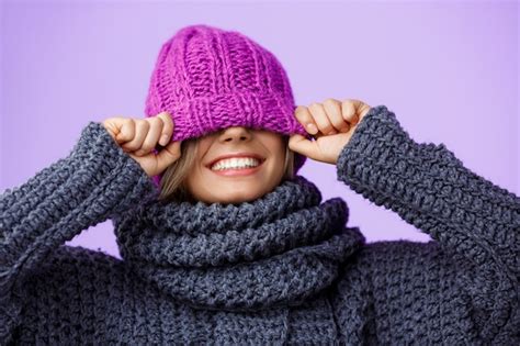 Belle Jeune Femme Blonde En Chapeau Et Pull En Tricot Souriant Sur Violet Photo Gratuite