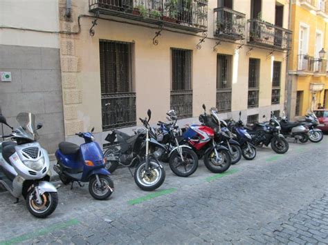 Como Aparcar Correctamete La Moto Parmotor Taller De Motos En