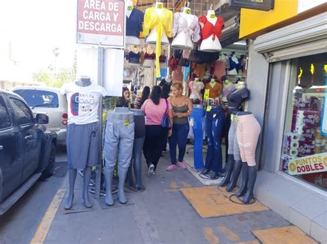 Comerciantes obstruyen banquetas con mercancía en la Zona Centro de