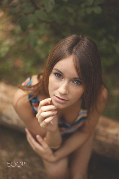 Women Brunette Blue Eyes Sitting Looking At Viewer Portrait Display