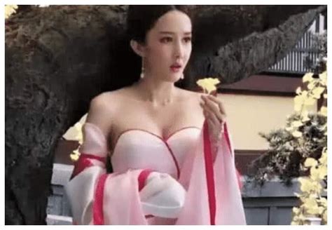 她和赵奕欢是“烂片姐妹花”，如今一个嫁入豪门，一个沦为网红