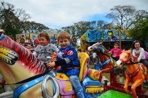 Parque Lotado Para Celebrar O Dia Da Crian A Na Oktoberfest