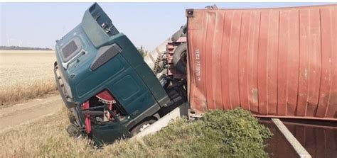 Traficul Rutier Blocat Pe Dn Un Tir Care Transporta Cereale S A