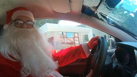 Motorista De Aplicativo Se Veste De Papai Noel Para Alegrar Passageiros