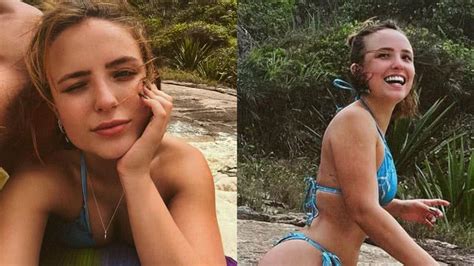 De biquíni azul Larissa Manoela esbanja beleza em dia de praia e web