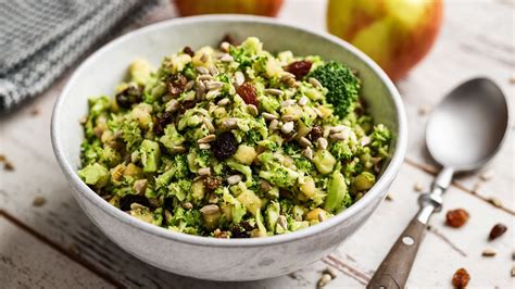 Brokkoli Salat mit Äpfeln und Rosinen