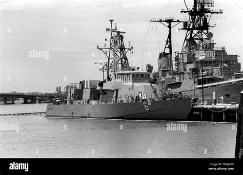 Una Vista De Proa A Estribor Del Barco Patrullero Costero USS SIROCCO