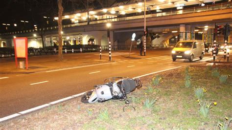 Scooter Klapt Op Auto Bij Station Lelylaan AT5