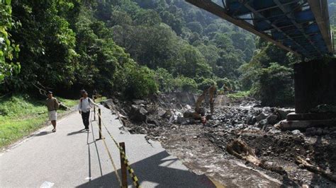 Perbaikan Jalan Padang Bukittinggi Yang Putus Akibat Galodo Di Lembah