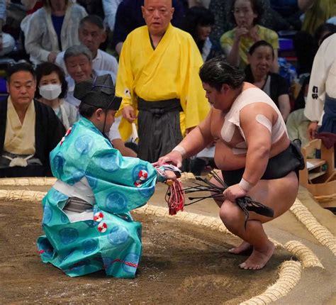 碧山（左）を破り、懸賞を受け取る伯桜鵬（撮影・井垣 忠夫） ― スポニチ Sponichi Annex スポーツ