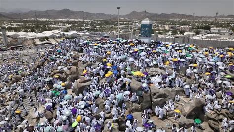 وقفة عرفة ، حجاج بيت الله الحرام على جبل عرفة في المملكة العربية