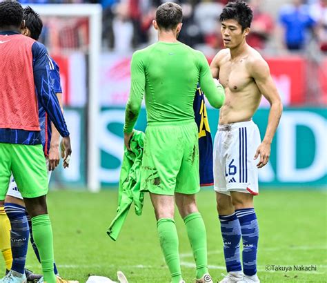 画像・写真：「わーお冨安の筋肉わーお」「筋肉えぐ」サッカー日本代表df冨安健洋のアメリカ代表戦後のユニフォーム交換にファンの視線が集中