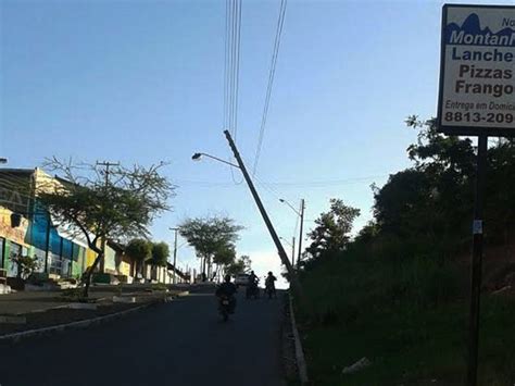 G Imagem Mostra Poste Prestes A Cair Em Avenida Da Zona Sul De