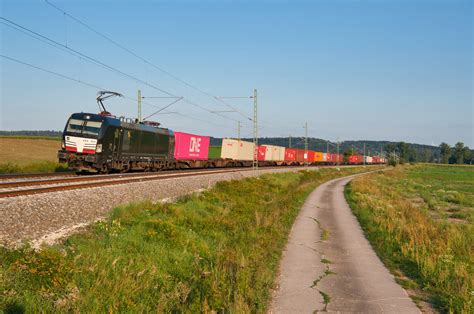 193 879 MRCE Boxxpress Mit Einem Containerzug Bei Mitteldachstetten