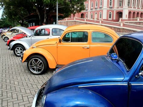 Dia Nacional do Fusca tem exposição de carros antigos no Largo de São