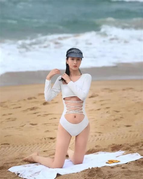 10 Hot Sexy Tong Liya Bikini Pics