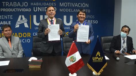 Firma de convenio entre el GORE Puno y la UPeU en favor de la gestión