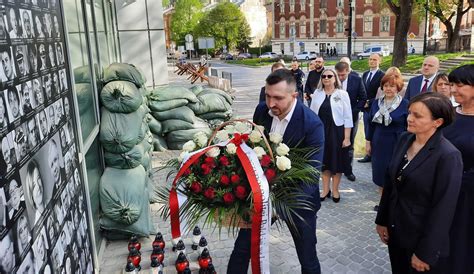 Konsulat RP we Lwowie uczcił pamięć ofiar katastrofy smoleńskiej Nowy