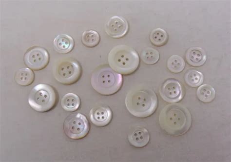 LOT DE 23 Boutons Anciens En Nacre Mercerie Vintage EUR 3 00