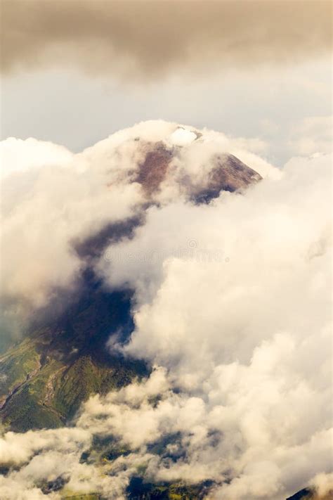 通古拉瓦火山山顶 库存照片 图片 包括有 大使 云彩 气体 炭渣 背包 房子 灾害 横向 61380232