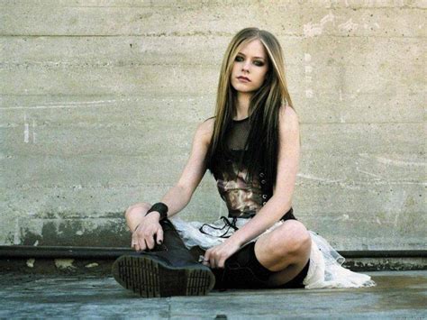 Avril Lavigne Dá Toques Finais Ao Novo álbum Rádio Cidade