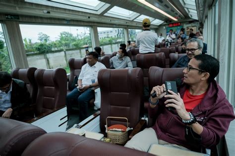 Kunjungan Kerja Ke Jawa Barat Menparekraf Naik Kereta Panoramic KAI Wisata