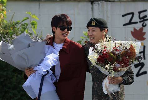 J Hope Do Bts Completa Serviço Militar E é Recebido Por Jin Em Sua