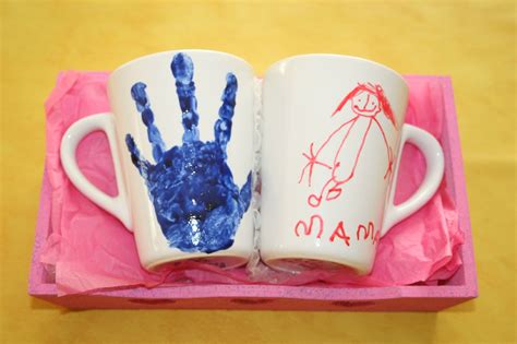 Tasses Empreintes De Mains Et Dessins Avec De La Peinture Et Des Marqueurs Pour Porcelaine