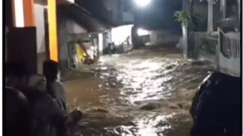 Banjir Bandang Terjang Desa Kalibaru Banyuwangi Sejumlah Rumah Warga