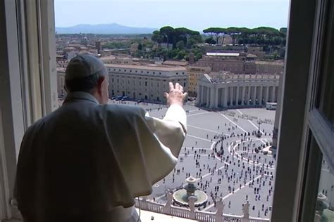 Fiéis voltam ao Vaticano para bênção dominical mas mantêm