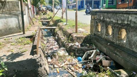 Selokan Tersumbat Sampah Penuhi Drainase Di Jalan Binaya Kota Masohi