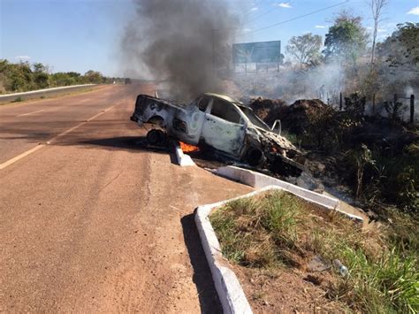 G Carro Pega Fogo Ap S Bater Em Outro Ve Culo E Capotar Em Rodovia