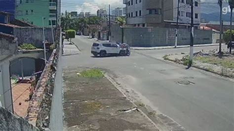 Vídeo Casal em motocicleta é arremessado por carro durante acidente no