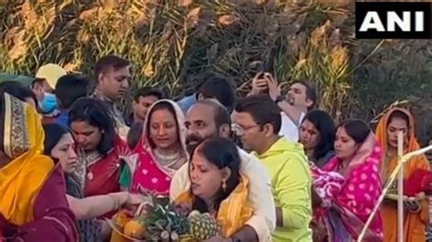 Chhath Puja 2022 Devotees From Several Locations Across Us Offer Arag