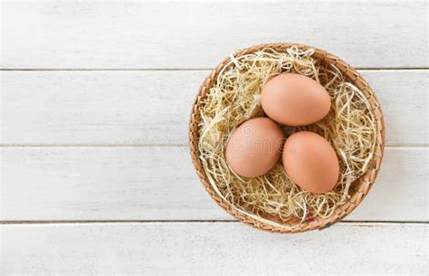 Huevos Del Pollo En Jerarqu A De La Cesta En El Fondo De Madera Blanco