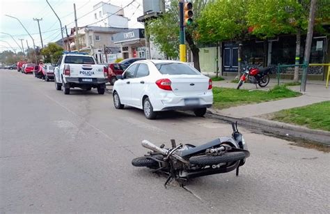 Un Motociclista Tuvo Que Ser Hospitalizado Tras Chocar Con Un Auto