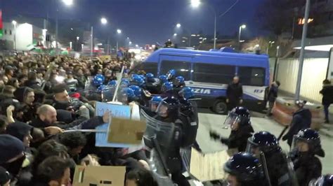 Bologna Scontri Tra Polizia E Manifestanti Al Presidio Pro Palestina