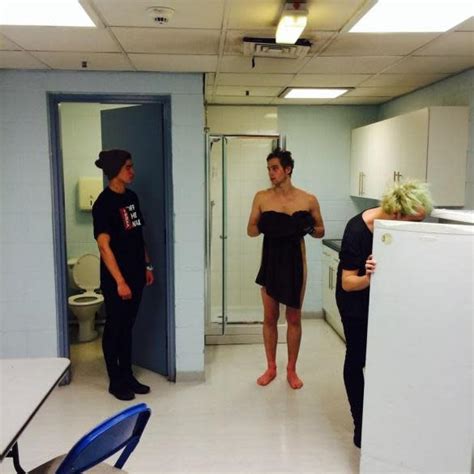 Luke Hemmings Gets Naked On Twitter Will Seconds Of Summer Win Mtv S