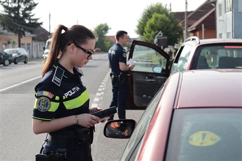 O întrecere cu mașinile prin Petriș a lăsat doi tineri fără permis Cei