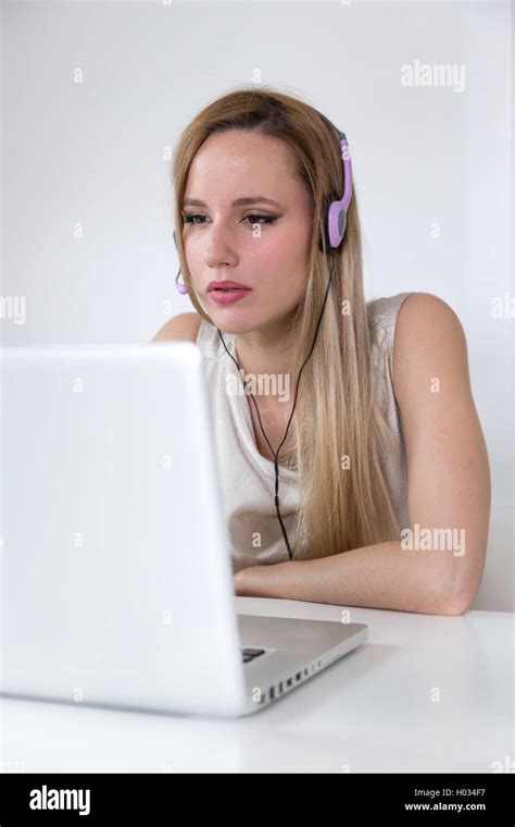 Young blonde secretary working on Banque de photographies et dimages à haute résolution Alamy