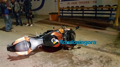 Motociclista Tenta Empinar Moto Mas Perde O Controle Colide Contra