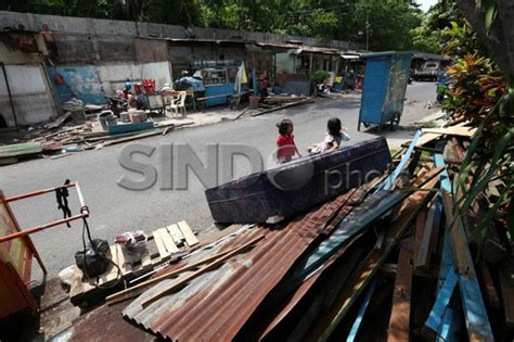 Berdiri Di Atas Saluran Air Puluhan Bangunan Liar Ditertibkan