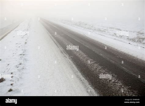 Fog Country Road Hi Res Stock Photography And Images Alamy