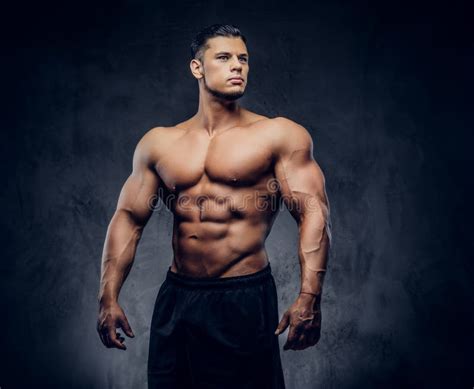 Un Hombre Atlético Hermoso Con El Cuerpo Muscular Que Sostiene Un Disco