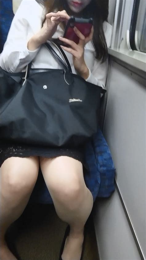 関西の阪和線電車内で巨乳眼鏡透けスカートのエロいolが盗撮される みんくちゃんねる