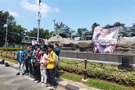 Foto Ada Demo Mahasiswa Di Patung Kuda Jalan Medan Merdeka Barat Ditutup