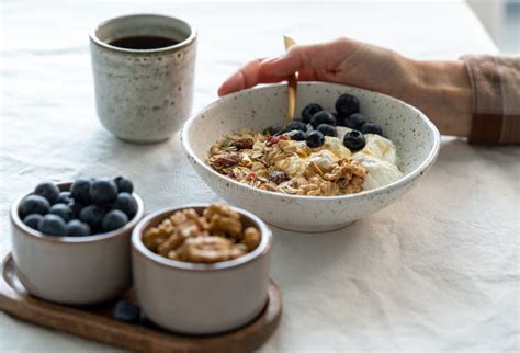 Tomar Caf Da Manh Saud Vel Granola Muesli E Iogurte Em Tigela Em