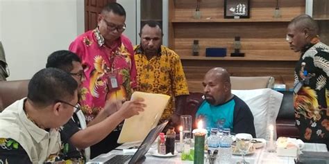 Kasus Lukas Enembe Sekda Papua Diperiksa KPK Di Mako Brimob Merdeka